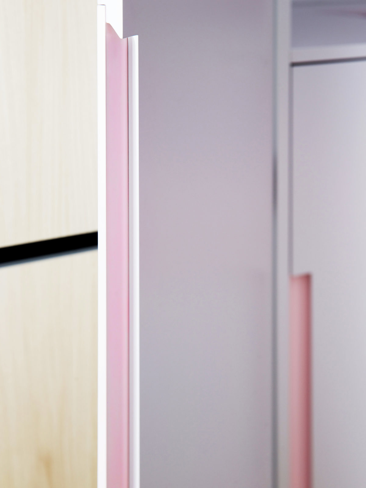 Pink wardrobe handleless detail