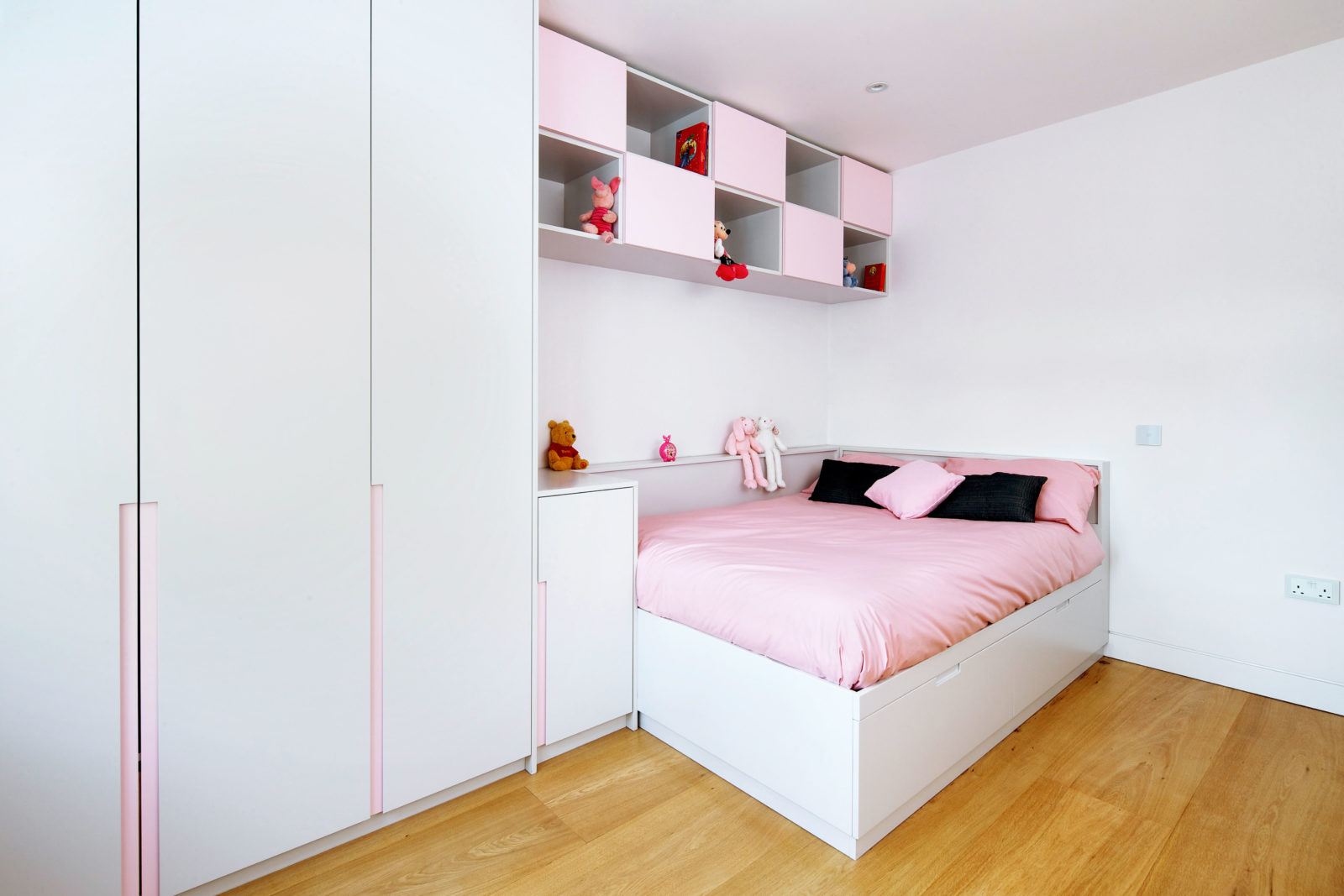 Built in handless wardrobe and bed with high level storage