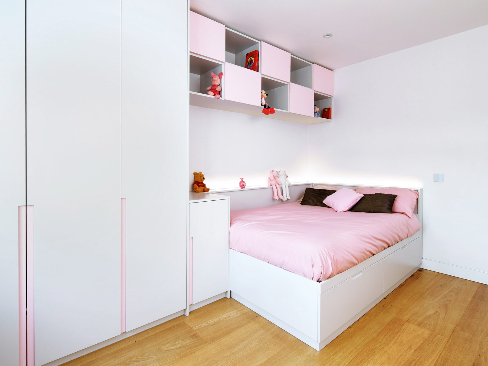 Built in handless wardrobe and bed with high level storage