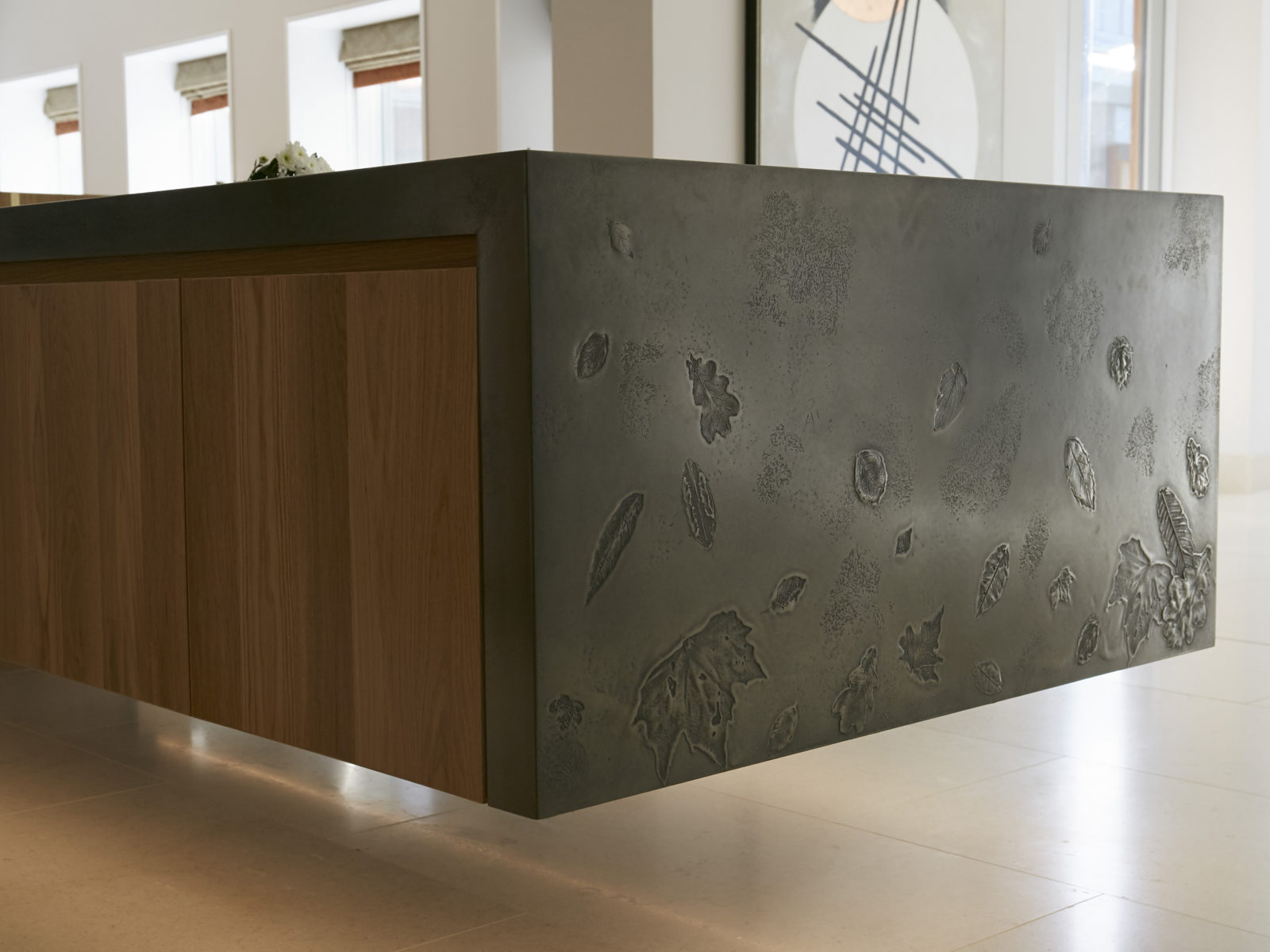 Metallic worktop with leaf pattern