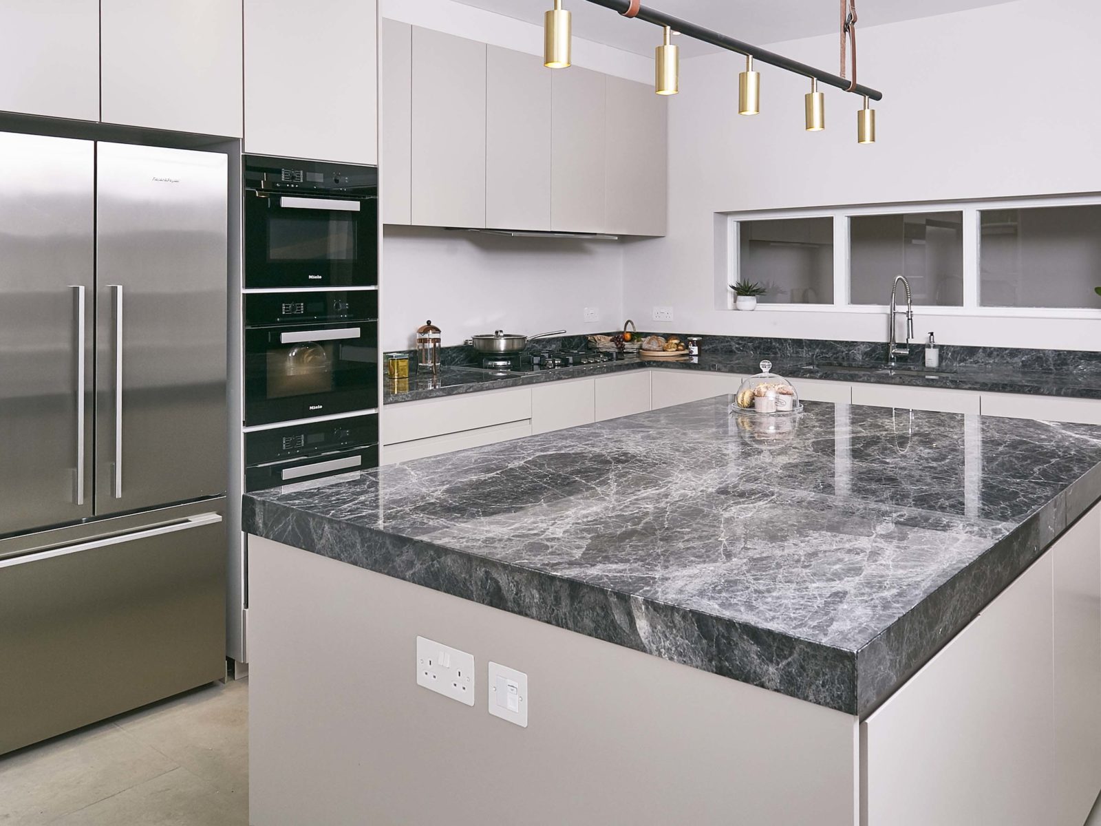 Lacquered pantry kitchen with Savana grey marble worktop