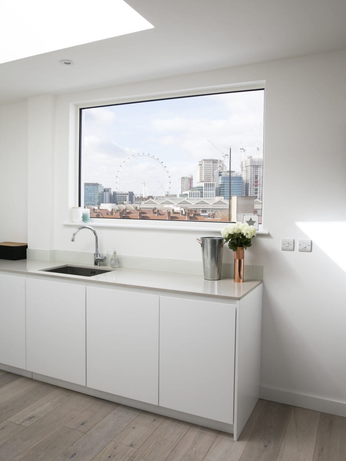 Handleless white matt lacquered kitchen