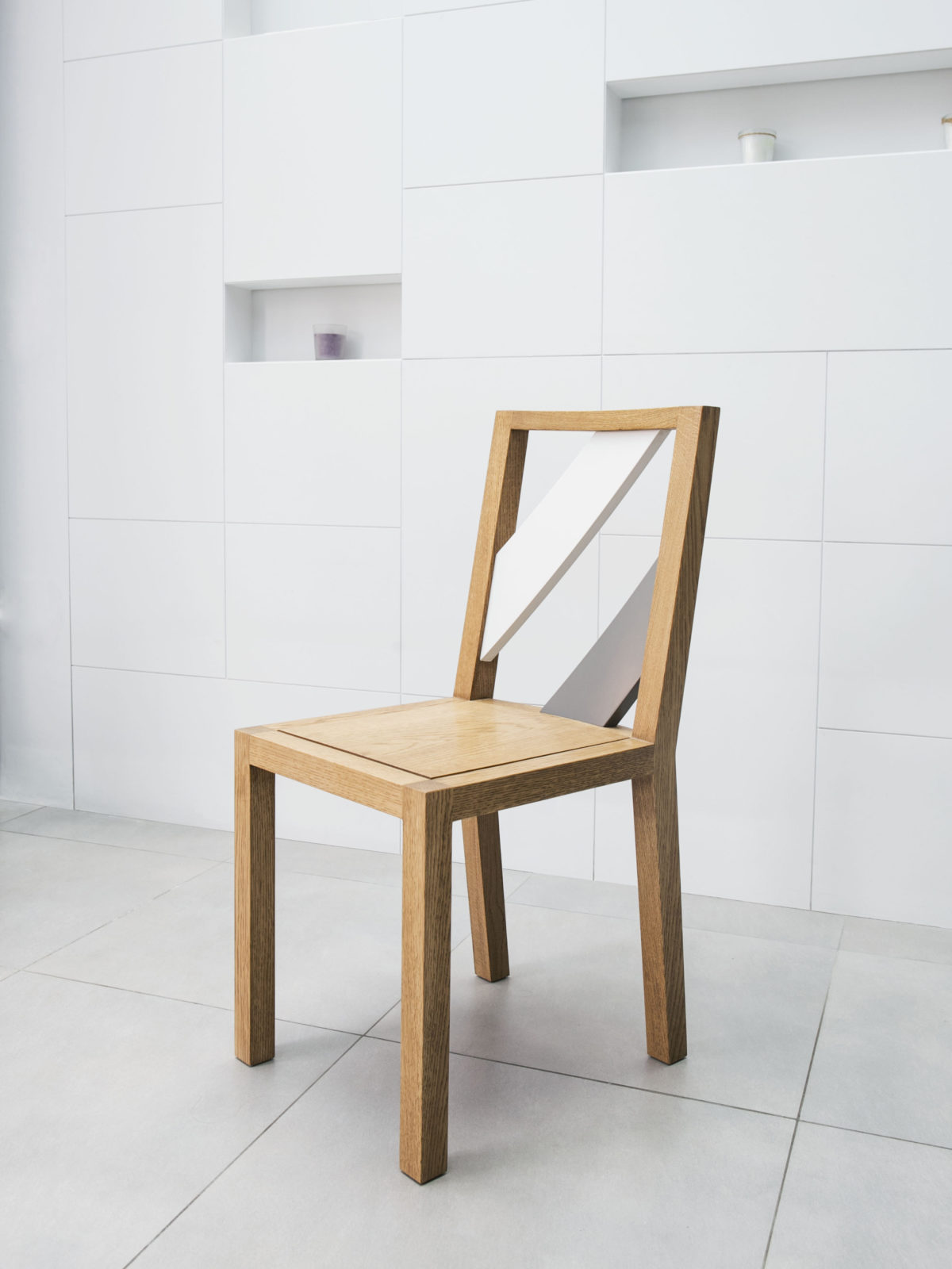 Solid oak chair with lacquered back strips