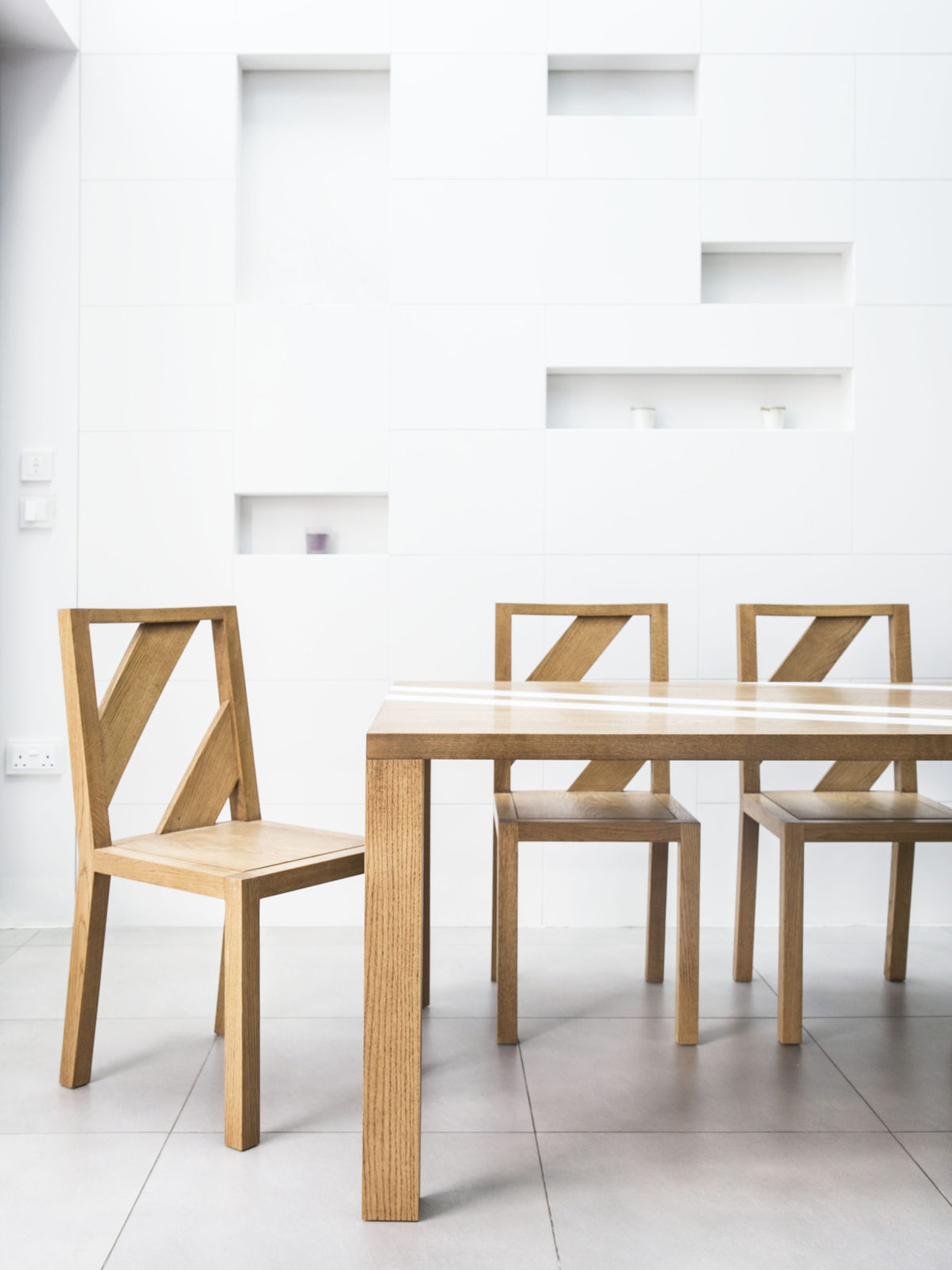 Oak dining tablenset with matching chairs