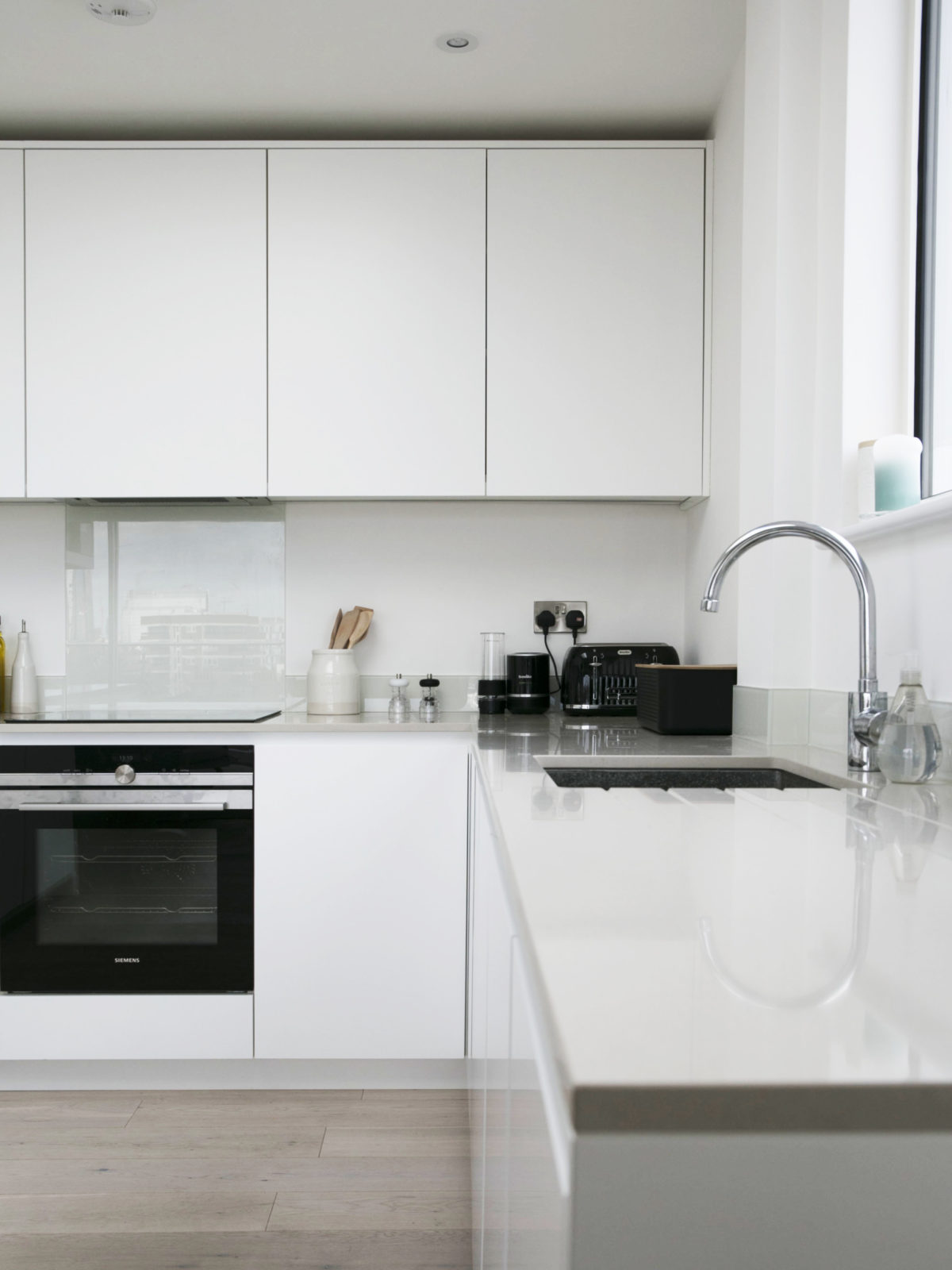 Quartz kitchen worktop, white kitchen